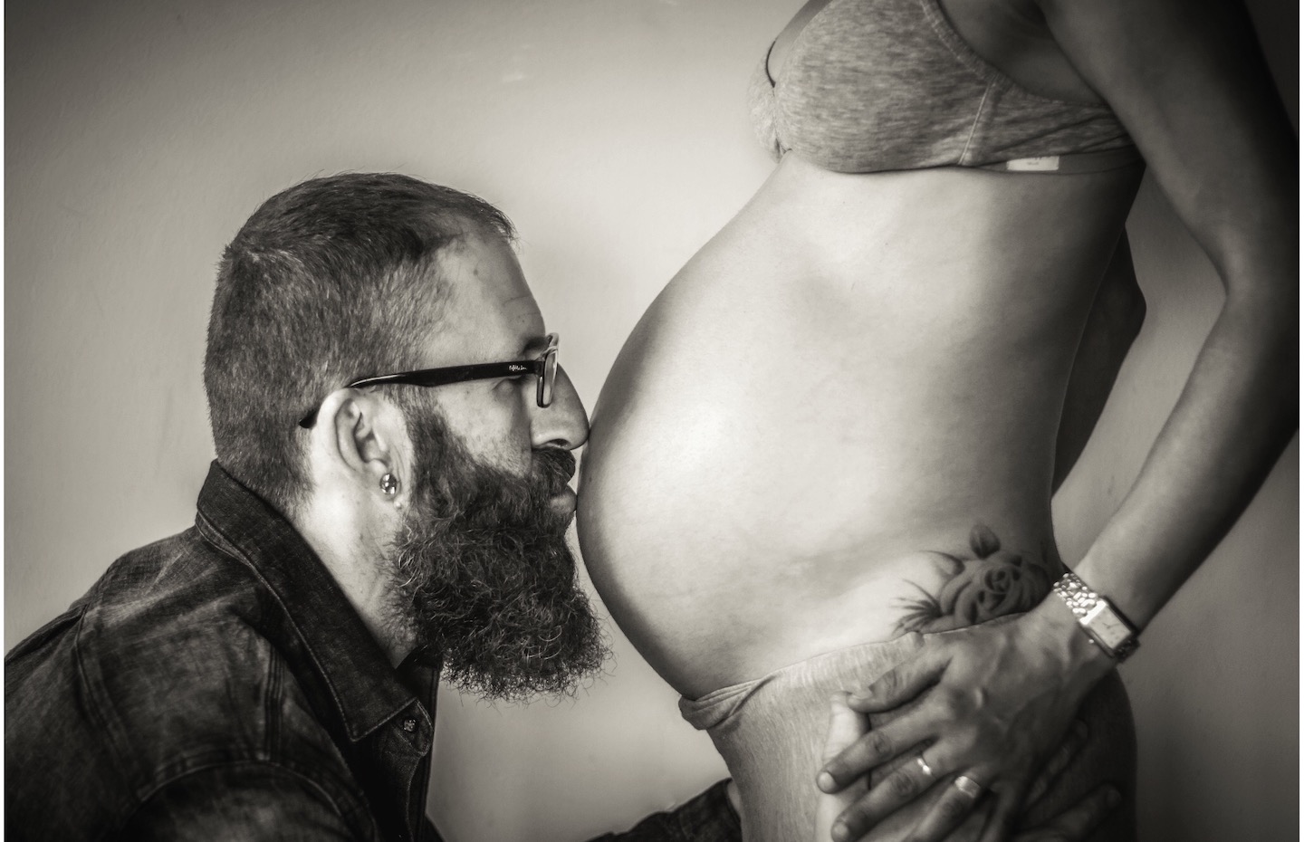 father-pregnant-woman-kissing