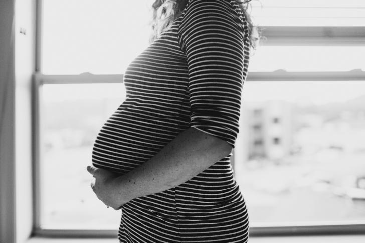 pregnancy-baby-bump-fashion-stripes