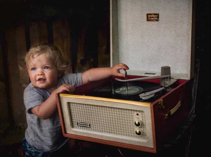 baby-names-1970s-retro-record-player