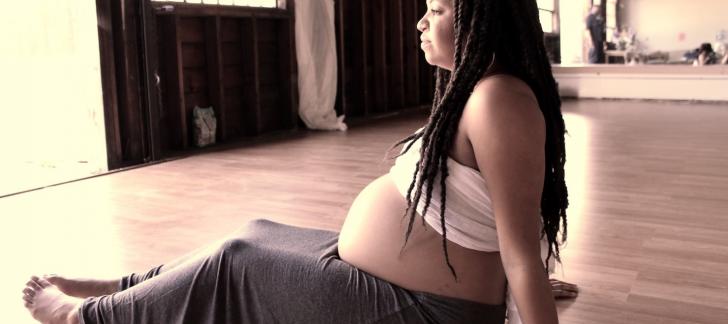 black-woman-pregnant-sitting-down