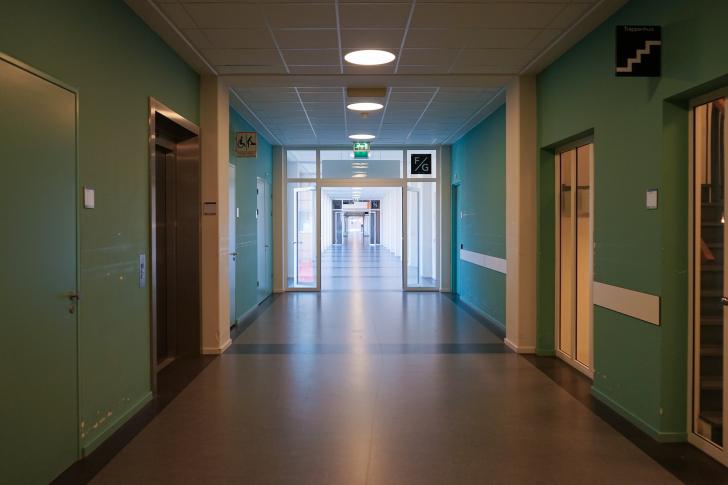 hospital-hallway-delivery-labor-birth