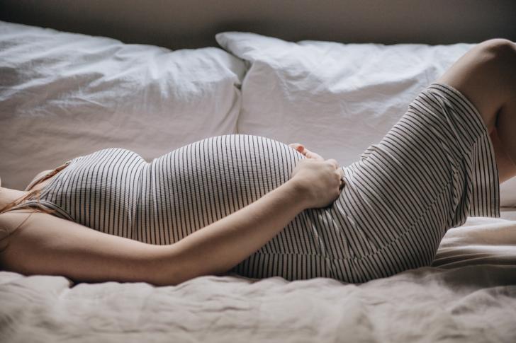 pregnant-mother-sleeping-in-bed