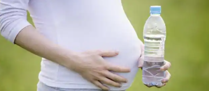 pregnant-woman-water-bottle