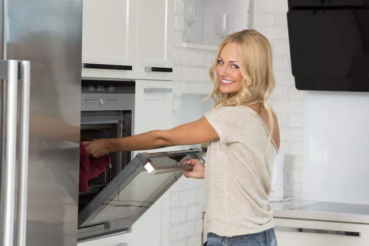 woman-in-kitchen-microwave-oven 